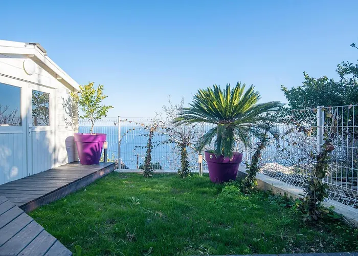 joli studio de charme avec jardin et terrasse.