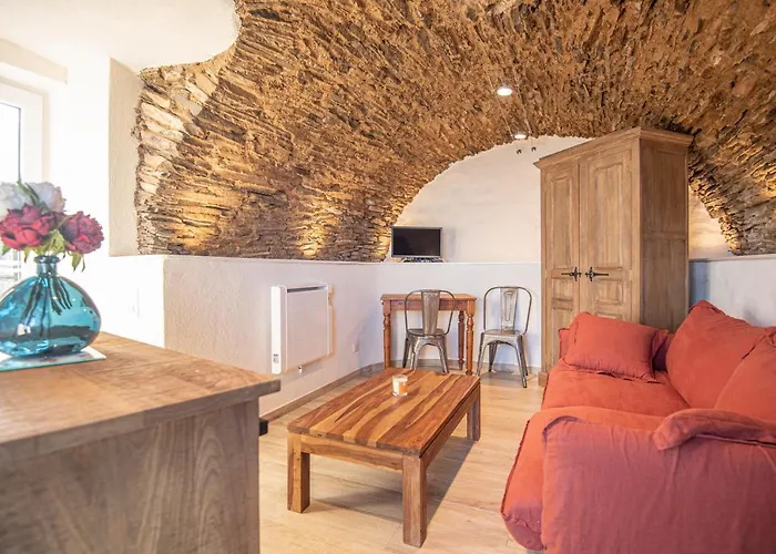 joli studio de charme avec jardin et terrasse.